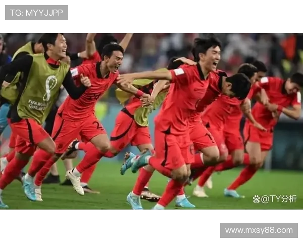 世界杯预选赛中国队力克韩国提前锁定晋级名额，球迷欢庆历史性胜利