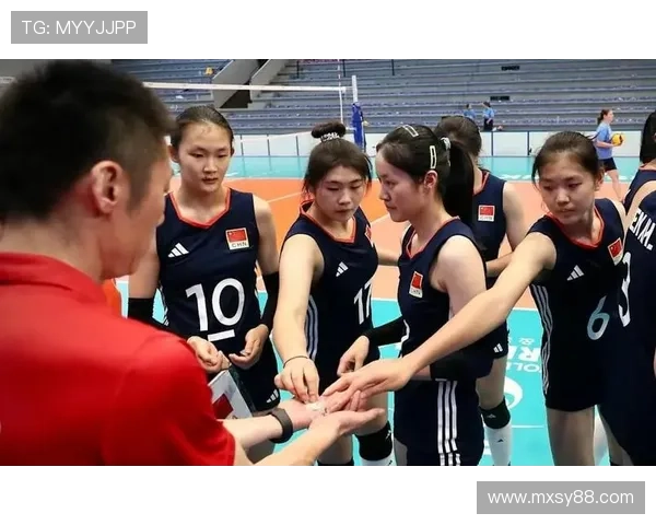 中国女排鏖战五局逆转取胜展现顽强拼搏精神赢得球迷热烈喝彩