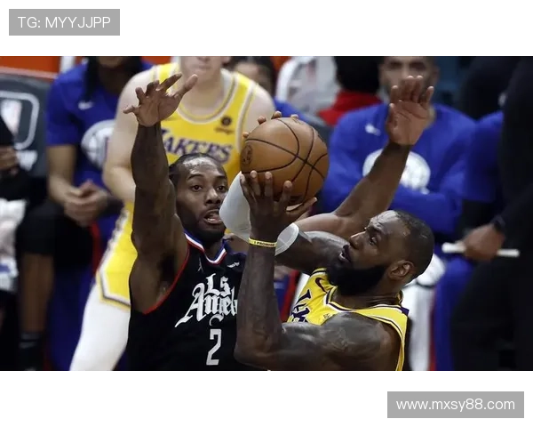 湖人队与快船队展开洛城德比 詹姆斯与伦纳德对决引爆全场
