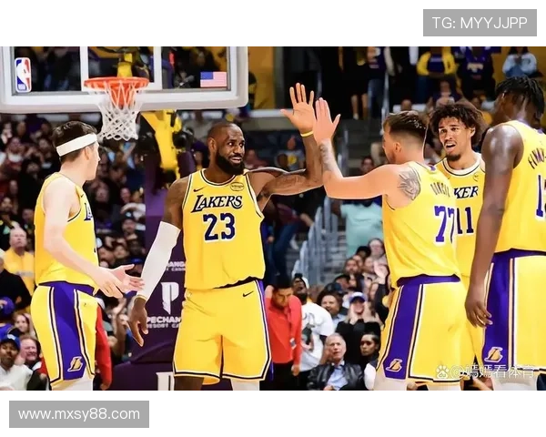 詹姆斯领衔湖人迎战勇士，西部季后赛席位争夺战白热化