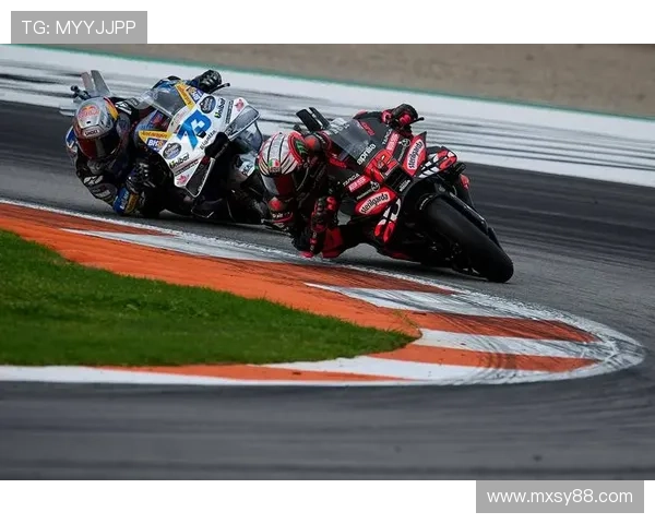 摩托车大奖赛最新动态：多项技术创新与车手战术成比赛新亮点